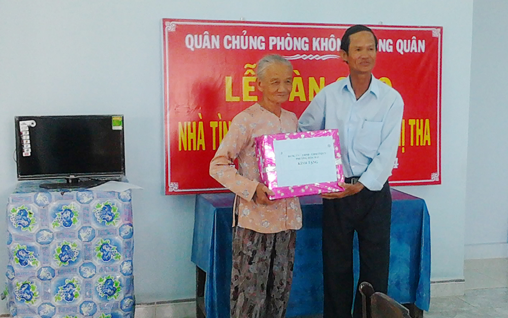 B&agrave;n giao nh&agrave; t&igrave;nh nghĩa ở phường H&ograve;a Hải.