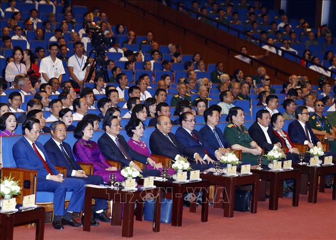 Thủ tướng Nguyễn Xu&acirc;n Ph&uacute;c với c&aacute;c đại biểu tham dự hội nghị. Ảnh: Thống Nhất /TTXVN
