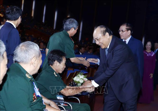 Thủ tướng Nguyễn Xu&acirc;n Ph&uacute;c với c&aacute;c thương binh nặng ti&ecirc;u biểu dự hội nghị. Ảnh: Thống Nhất/TTXVN
