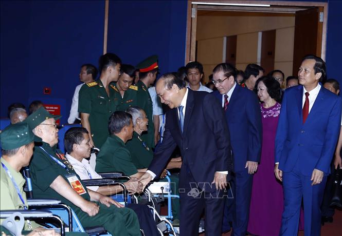 Thủ tướng Nguyễn Xu&acirc;n Ph&uacute;c với c&aacute;c thương binh nặng ti&ecirc;u biểu dự hội nghị. Ảnh: Thống Nhất/TTXVN