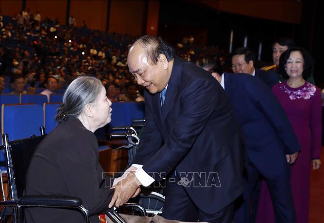 Thủ tướng Nguyễn Xu&acirc;n Ph&uacute;c với c&aacute;c thương binh nặng ti&ecirc;u biểu dự hội nghị. Ảnh: Thống Nhất/TTXVN