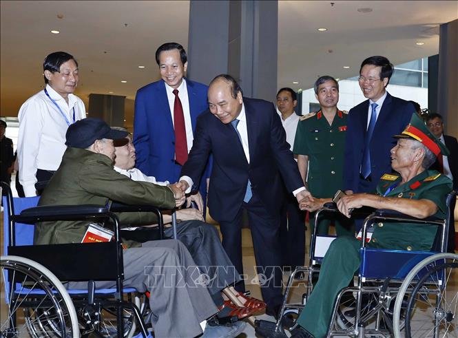 Thủ tướng Nguyễn Xu&acirc;n Ph&uacute;c với c&aacute;c thương binh nặng ti&ecirc;u biểu dự hội nghị. Ảnh: Thống Nhất/TTXVN
