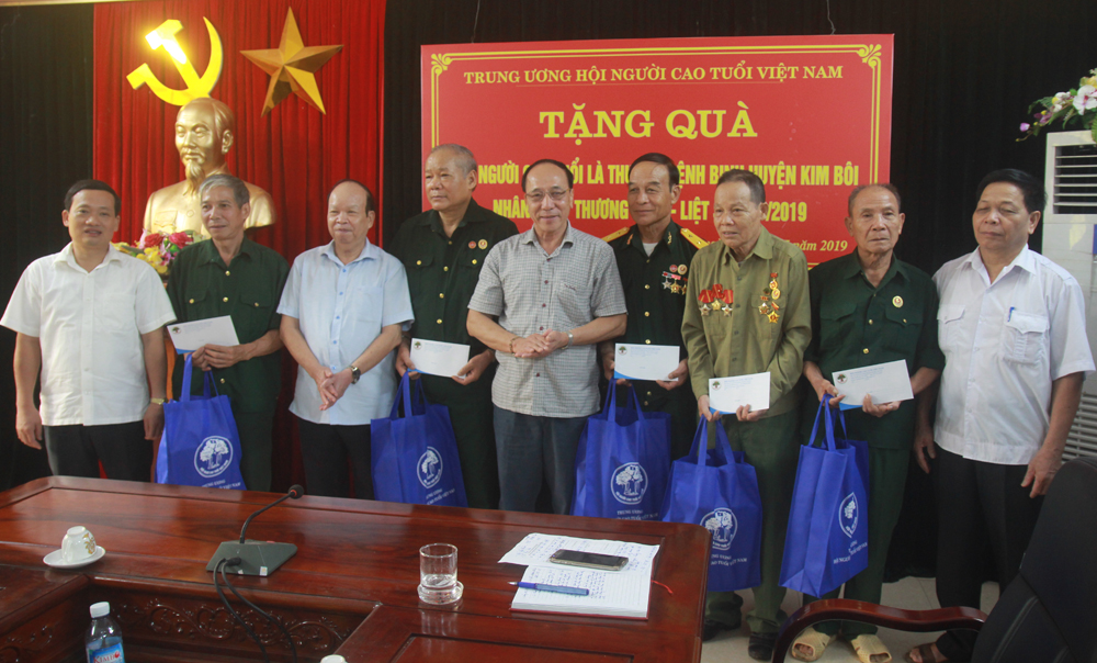 Chủ tịch Nguyễn H&ograve;a B&igrave;nh trao qu&agrave; cho c&aacute;c thương bệnh binh huyện Kim B&ocirc;i