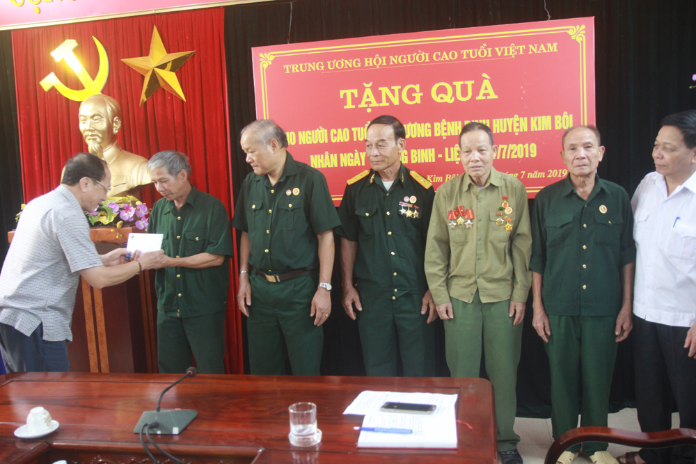 tịch Nguyễn H&ograve;a B&igrave;nh trao qu&agrave; cho c&aacute;c thương bệnh binh huyện Kim B&ocirc;i
