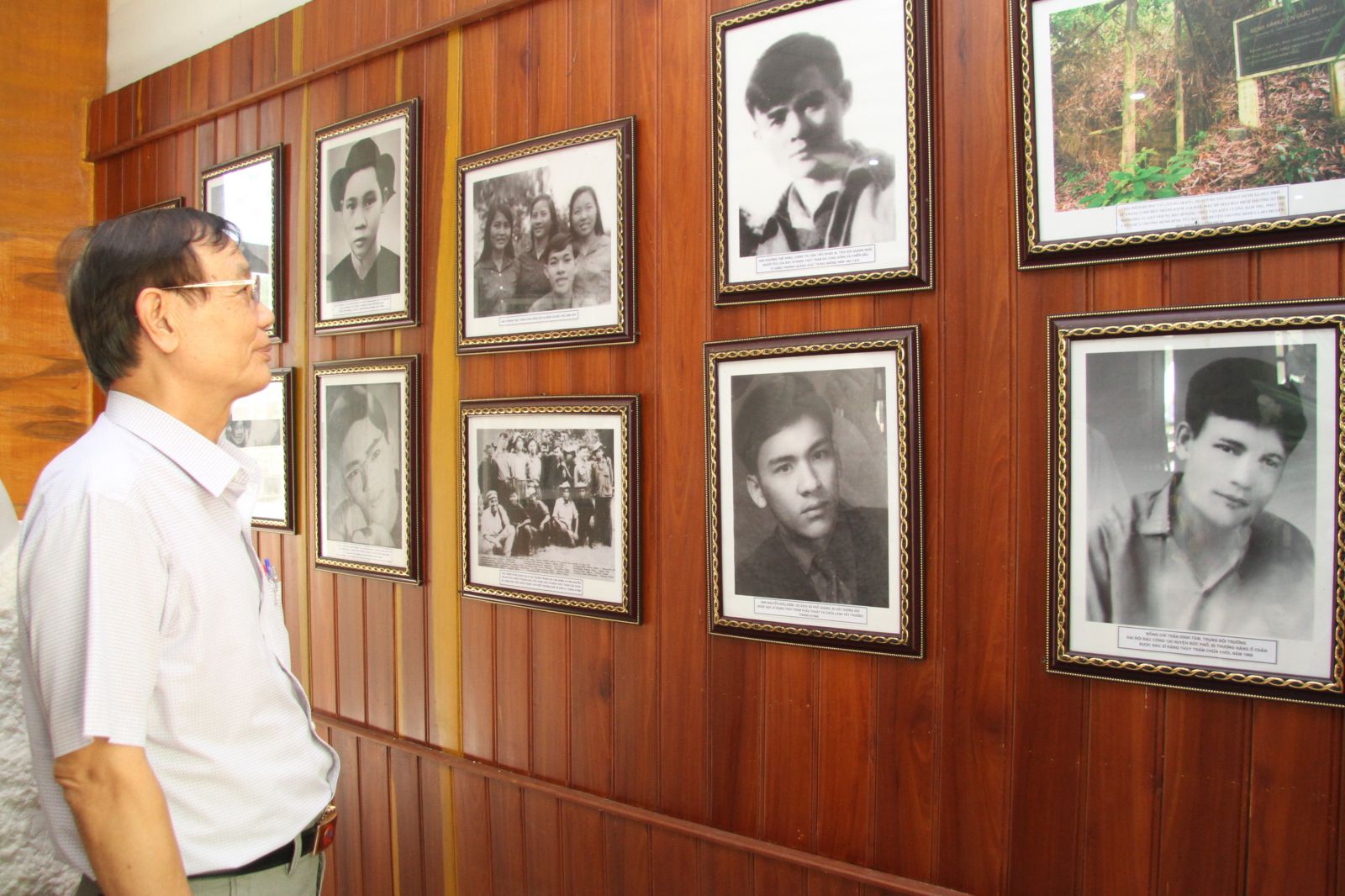 &Ocirc;ng Trần Văn Thường xem lại những h&igrave;nh ảnh gợi nhớ kỉ niệm với Anh h&ugrave;ng liệt sĩ Đặng Th&ugrave;y Tr&acirc;m