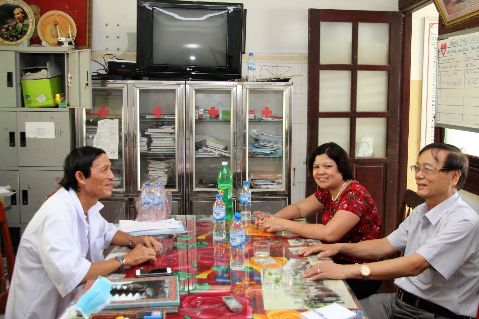 B&aacute;c sĩ Bệnh x&aacute; trưởng Nguyễn Th&agrave;nh Hiếu (b&ecirc;n tr&aacute;i) c&ugrave;ng &ocirc;ng Trần Văn Thường v&agrave; t&aacute;c giả