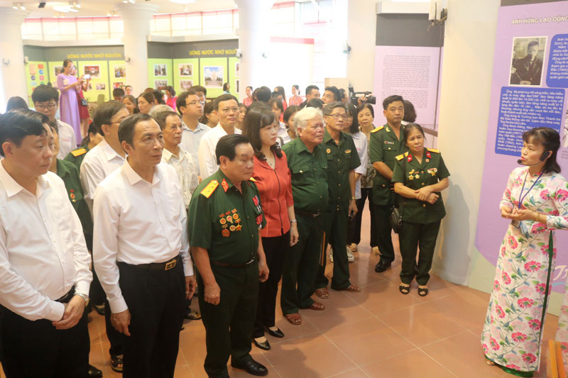 C&aacute;c đại biểu, cựu chiến binh tham quan trưng b&agrave;y. (Ảnh: C&ocirc;̉ng TTĐT Bắc Ninh)