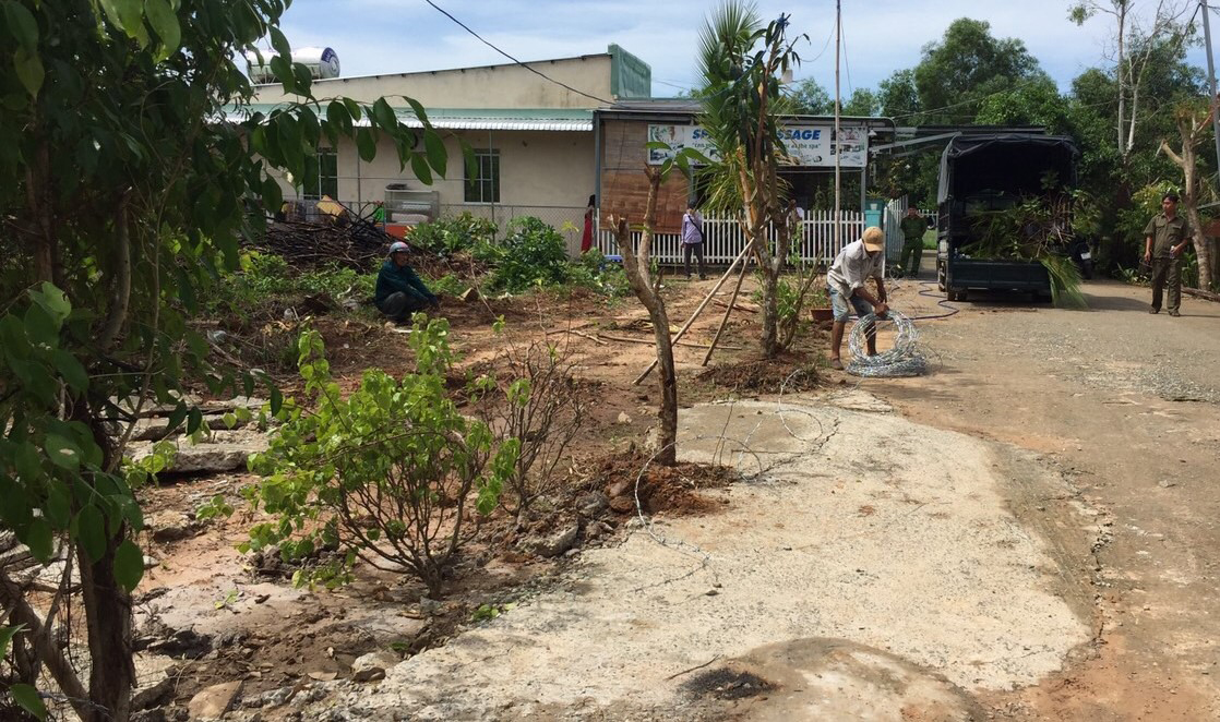 H&agrave;ng r&agrave;o tạm để bảo vệ đất sau khi bị UBND x&atilde; Cửa Dương cưỡng chế.