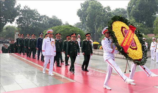 Đo&agrave;n đại biểu Qu&acirc;n ủy Trung ương v&agrave; Bộ Quốc ph&ograve;ng do Đại tướng Ng&ocirc; Xu&acirc;n Lịch, Ủy vi&ecirc;n Bộ Ch&iacute;nh trị, Ph&oacute; B&iacute; thư Qu&acirc;n ủy Trung ương, Bộ trưởng Bộ Quốc ph&ograve;ng dẫn đầu, đến đặt v&ograve;ng hoa, tưởng niệm c&aacute;c Anh h&ugrave;ng Liệt sĩ. Ảnh: Văn Điệp/TTXVN