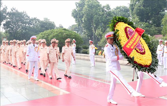 Lãnh đạo Đảng, Nhà nước đặt vòng hoa, tưởng niệm các Anh hùng Liệt sĩ