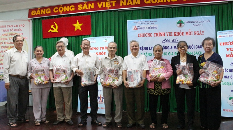 Ban tổ chức chương tr&igrave;nh trao qu&agrave; cho NCT, c&aacute;c gia đ&igrave;nh ch&iacute;nh s&aacute;ch, người c&oacute; c&ocirc;ng tr&ecirc;n địa b&agrave;n quận 11