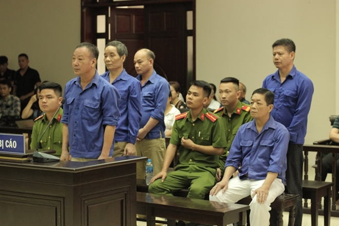 Bị c&aacute;o Hưng &ldquo;k&iacute;nh&rdquo; (ngồi h&agrave;ng tr&ecirc;n) v&agrave; đồng phạm nghe tuy&ecirc;n &aacute;n.