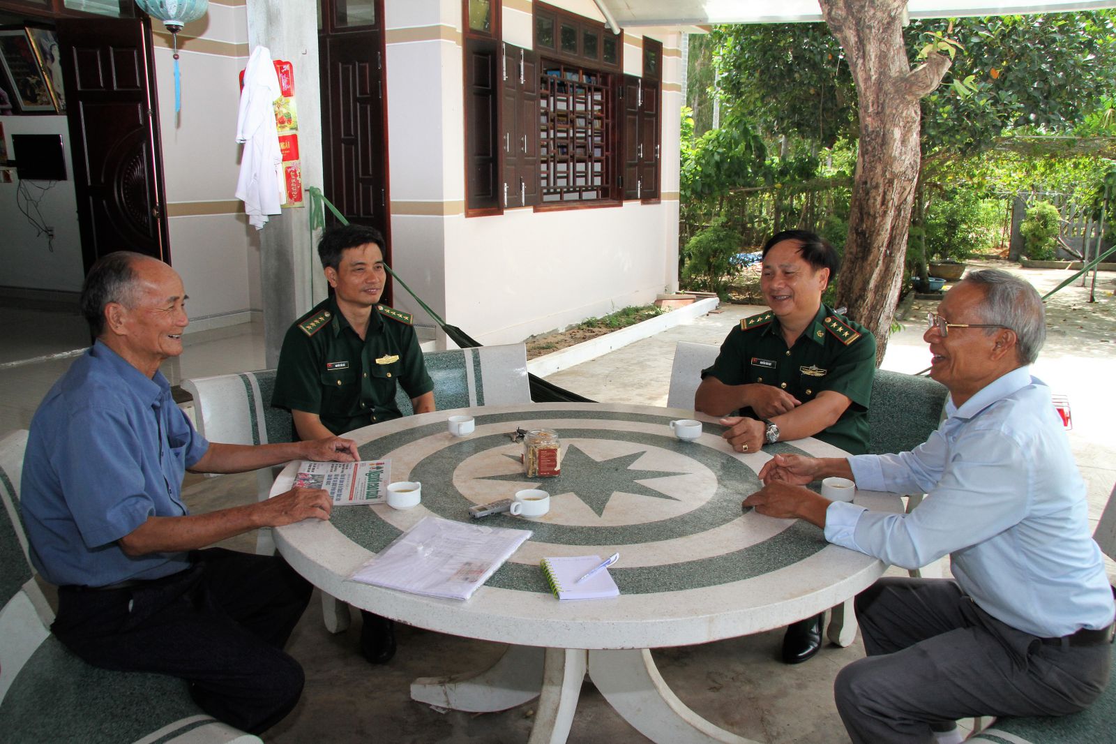 L&atilde;nh đạo Hội NCT tỉnh v&agrave; Bộ đội Bi&ecirc;n ph&ograve;ng Quảng Ng&atilde;i thăm NCT ti&ecirc;u biểu bảo vệ an ninh bi&ecirc;n giới biển đảo