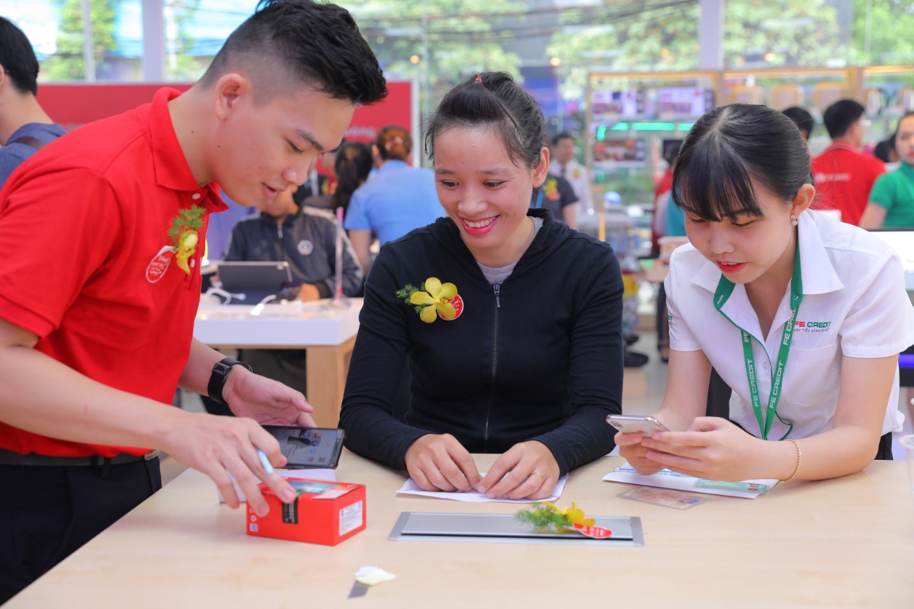 Kh&aacute;ch h&agrave;ng được tư vấn dịch vụ trả g&oacute;p 0% l&atilde;i suất tại VinPro