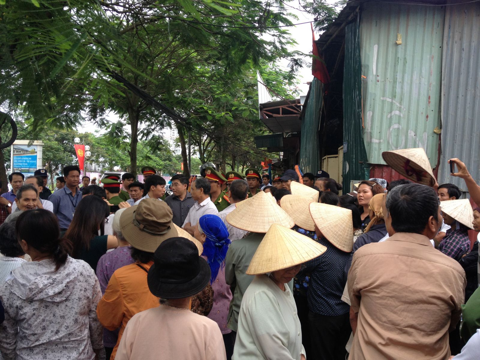 C&aacute;c hộ d&acirc;n tổ 19, cụm 3 tập trung kiến nghị quận T&acirc;y Hồ kh&ocirc;ng lấy đất của d&acirc;n x&acirc;y trường mầm non