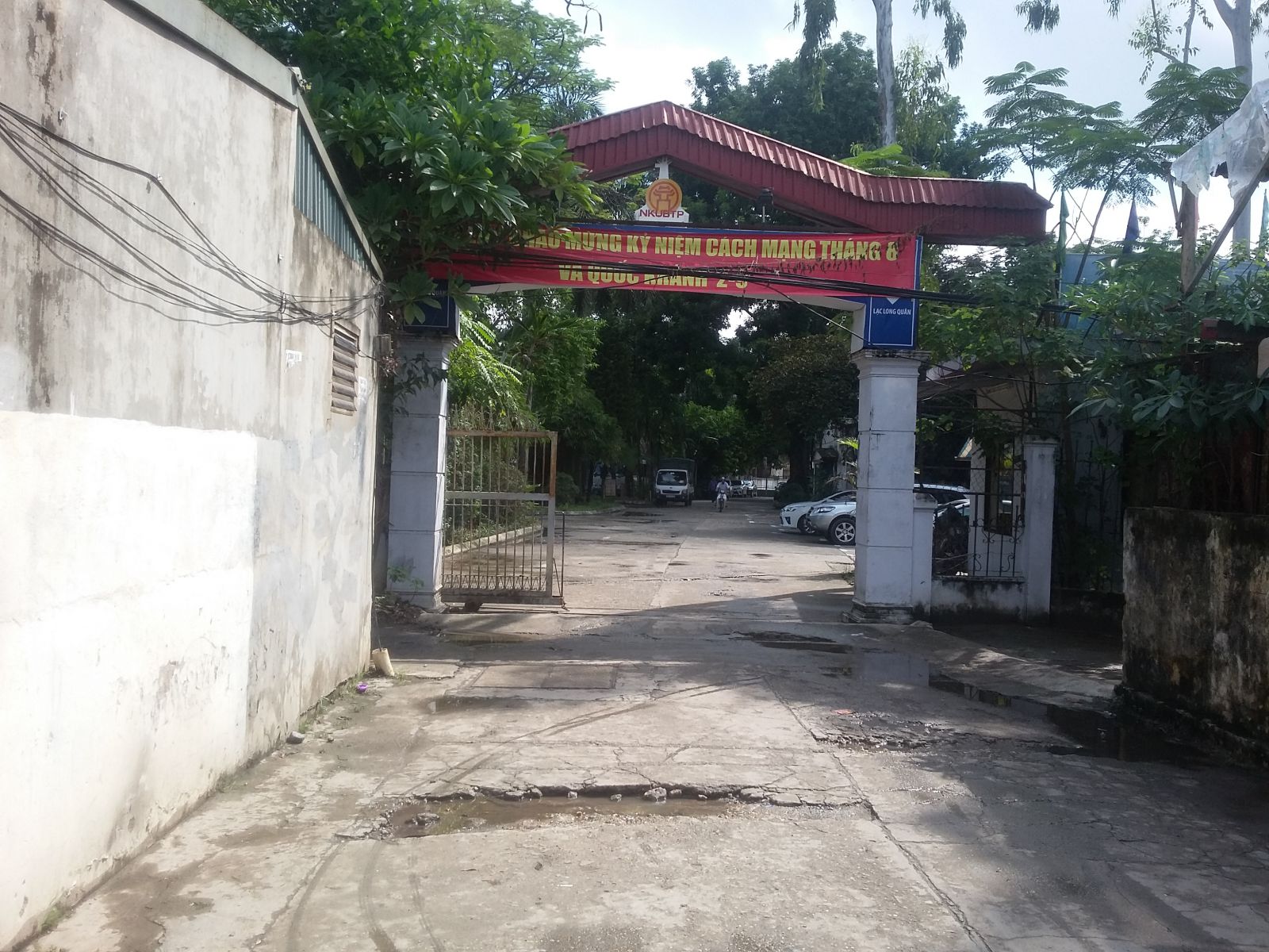 Cổng v&agrave;o khu đất c&ocirc;ng số 584 Lạc Long Qu&acirc;n