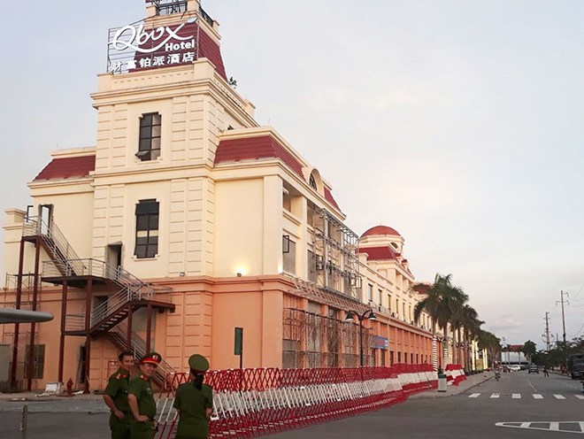 Lực lượng c&ocirc;ng an lập h&agrave;ng r&agrave;o sắt phong tỏa nghi&ecirc;m ngặt khu đ&ocirc; thị