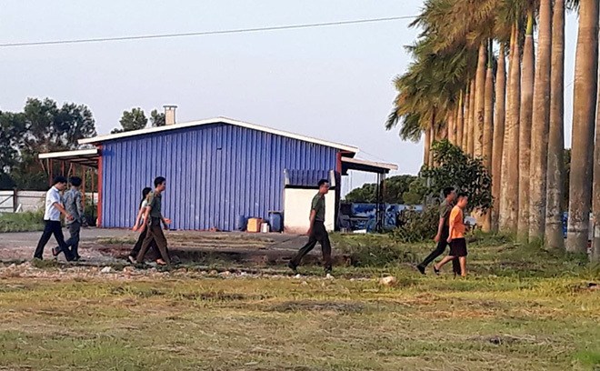 B&ecirc;n trong khu đ&ocirc; thị, lực lượng c&ocirc;ng an tiến h&agrave;nh kiểm tra c&aacute;c t&ograve;a nh&agrave;