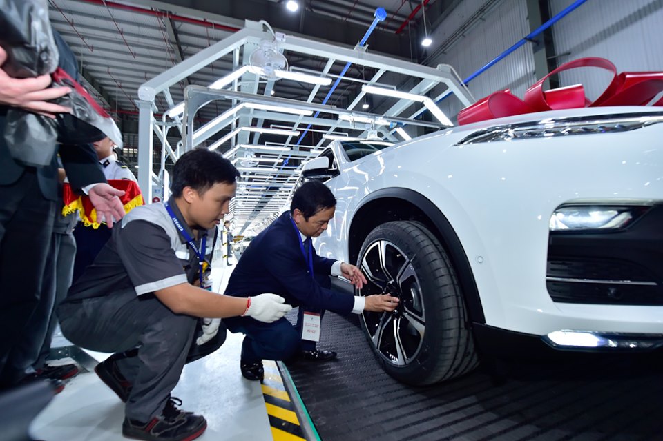 Dưới sự hướng dẫn gi&aacute;m s&aacute;t của kỹ thuật vi&ecirc;n VinFast, từng kh&aacute;ch h&agrave;ng được tự tay đặt logo v&agrave;o b&aacute;nh xe - linh kiện cuối c&ugrave;ng để ho&agrave;n thiện chiếc xe VinFast do m&igrave;nh sở hữu