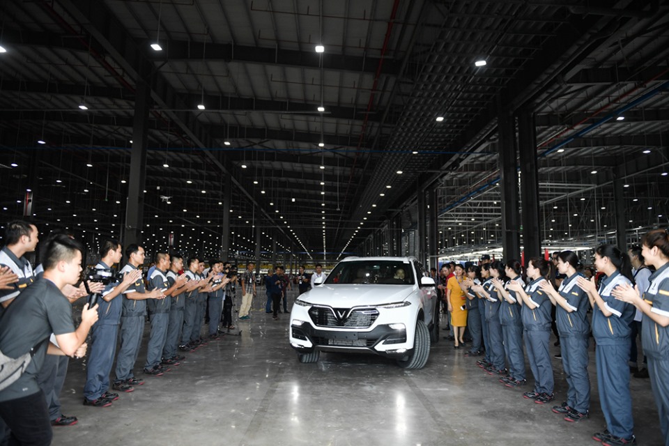 Sau c&aacute;c bước kiểm tra cuối c&ugrave;ng, kh&aacute;ch h&agrave;ng đ&iacute;ch th&acirc;n điều khiển xe rời khỏi băng chuyền nh&agrave; xưởng, v&agrave; tiến ra đường chạy thử để trải nghiệm tốc độ.