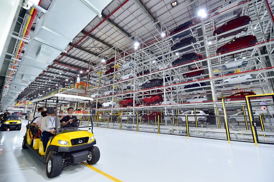 Bước v&agrave;o xưởng sơn hiện đại nhất Việt Nam, kh&aacute;ch h&agrave;ng tỏ ra ngạc nhi&ecirc;n v&igrave; kh&ocirc;ng hề cảm thấy m&ugrave;i sơn. xưởng sơn của VinFast c&oacute; hệ thống xử l&iacute; m&ocirc;i trường v&agrave; chất thải tốt bậc nhất Ch&acirc;u &Aacute;, triệt ti&ecirc;u m&ugrave;i sơn ngay trong nh&agrave; xưởng, đảm bảo an to&agrave;n tuyệt đối cho m&ocirc;i trường v&agrave; sức khoẻ c&ocirc;ng nh&acirc;n.