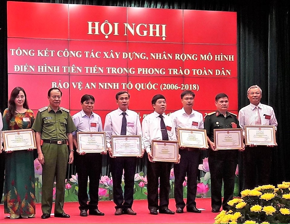 &Ocirc;ng To&agrave;n (thứ hai từ phải sang) được Bộ C&ocirc;ng an khen thưởng