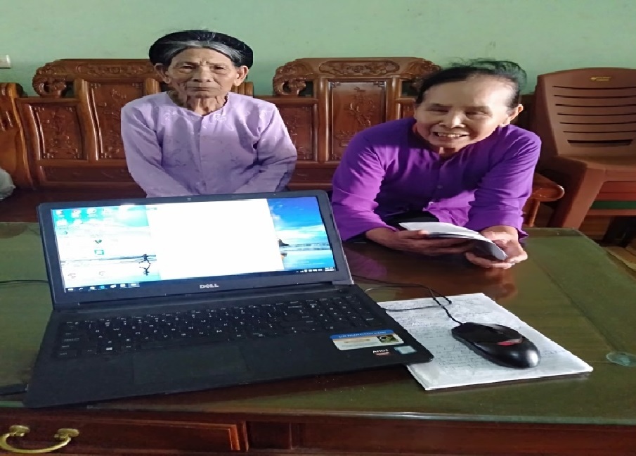 Bà Đ&ocirc;̃ Thị Thảo và bà Đ&ocirc;̃ Thị Mai soạn đơn khởi ki&ecirc;̣n