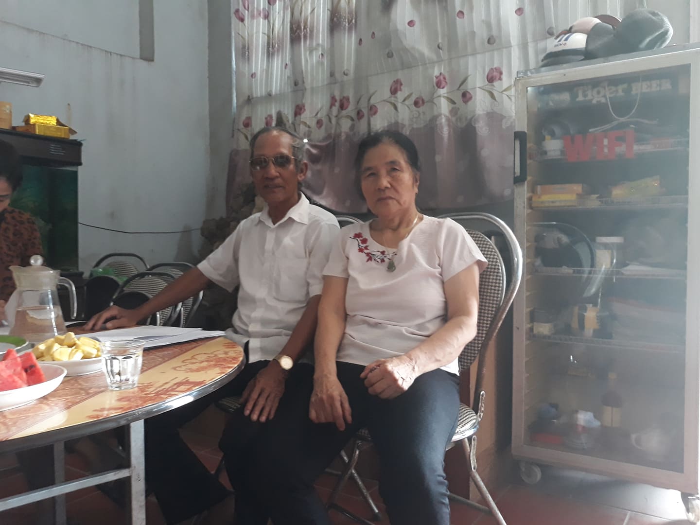 &Ocirc;ng b&agrave; Năm Hạnh đang phản &aacute;nh với ph&oacute;ng vi&ecirc;n B&aacute;o Người cao tuổi