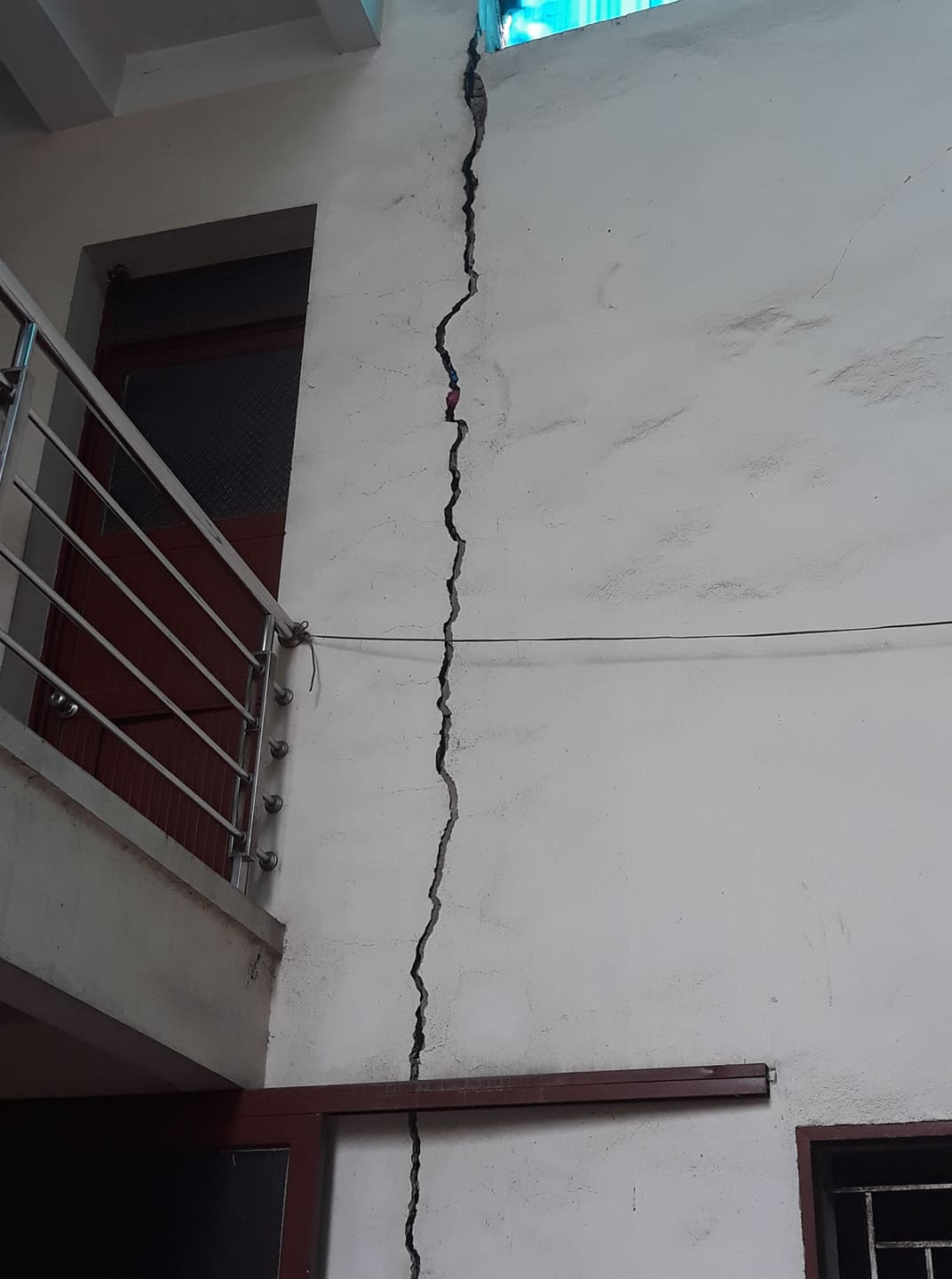 Rất nhiều vết nứt tại nh&agrave; của gia đ&igrave;nh &ocirc;ng b&agrave; Năm Hạnh