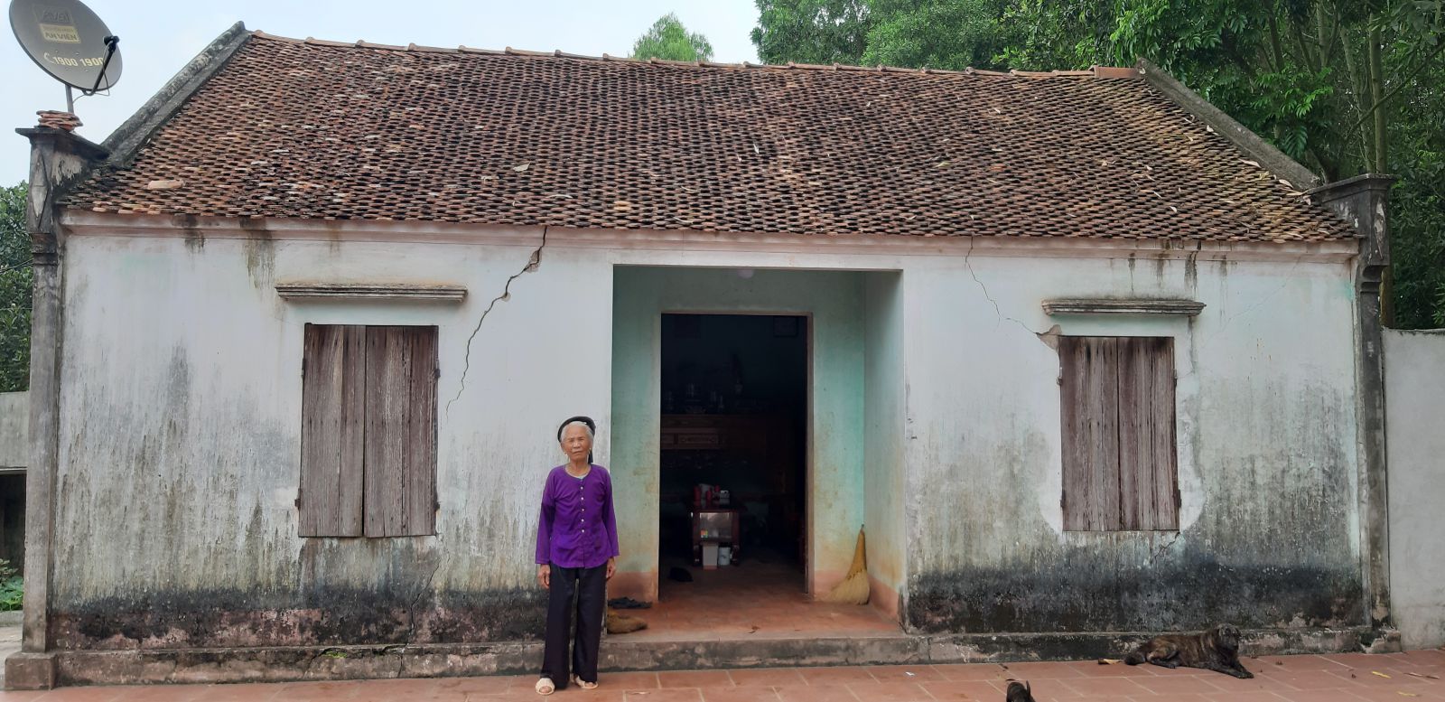 Ng&ocirc;i nh&agrave; của mẹ con b&agrave; To&aacute;n vừa được đảo lại ng&oacute;i chống dột