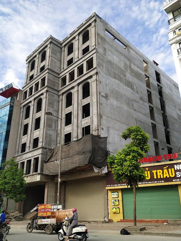 Hai c&ocirc;ng tr&igrave;nh 26 v&agrave; 28 Miếu Đầm đang x&acirc;y vượt tầng nhưng vẫn ngang nhi&ecirc;n tồn tại.