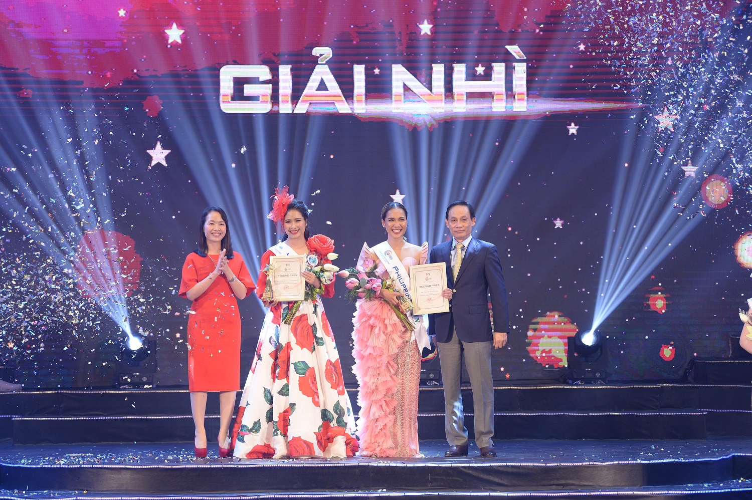 Ph&oacute; Tổng gi&aacute;m đốc Tập đo&agrave;n FLC Trần Thị My Lan (&aacute;o đỏ) ch&uacute;c mừng Trần Hồng Nhung, th&iacute; sinh đạt giải Nh&igrave; đến từ Việt Nam