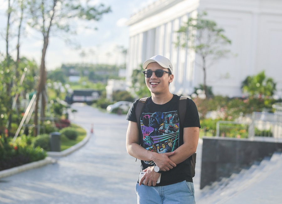 Ảnh 6: Nam ca sĩ Tim Pavino (Philippines) ngay lập tức bị thu h&uacute;t bởi cảnh đẹp của FLC Hạ Long