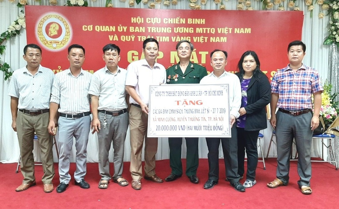 Đại diện Quỹ Tr&aacute;i Tim V&agrave;ng Việt Nam v&agrave; Đảng uỷ, UBND x&atilde; Minh Cường, Nhận bảng biểu trưng của C&ocirc;ng ty TNHH Bất động sản Anh Lu&acirc;n