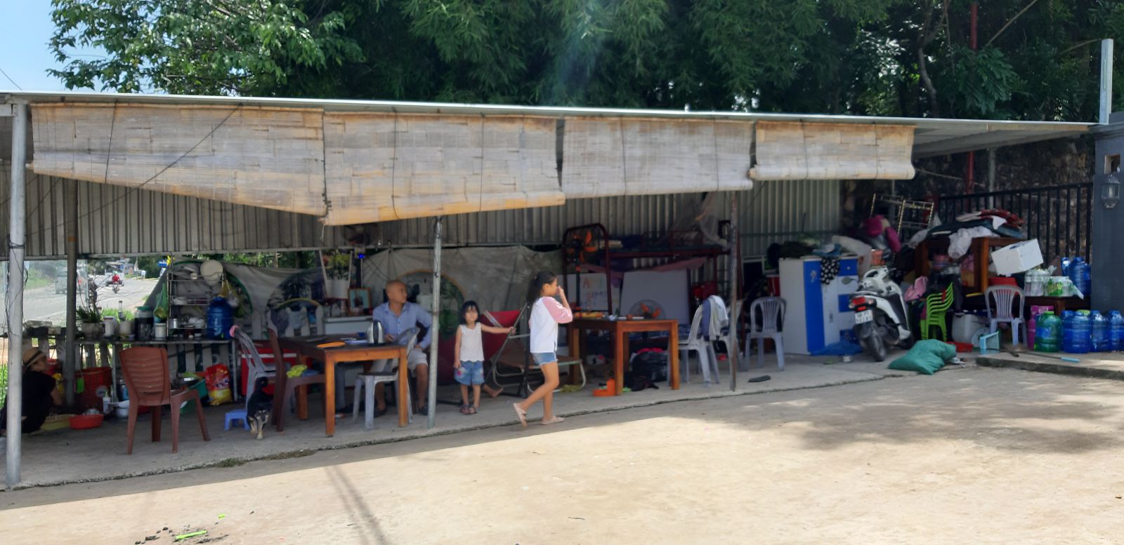 Gia đ&igrave;nh anh S&aacute;ng hiện phải ở l&aacute;n dựng tạm ngo&agrave;i đường