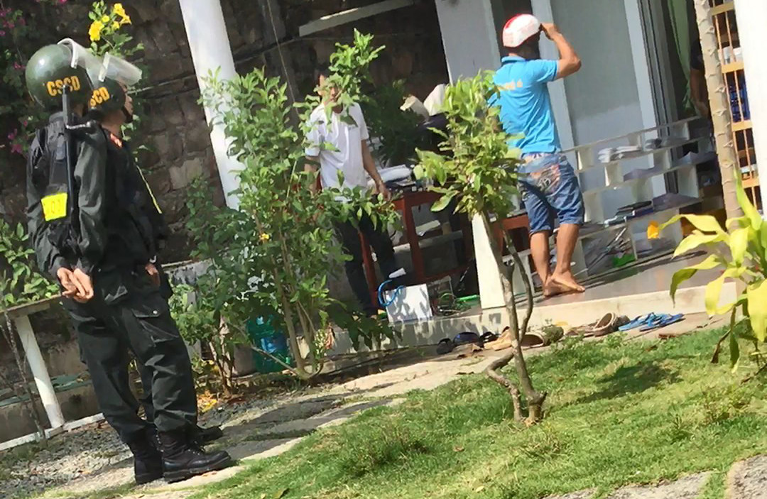 Cảnh s&aacute;t cơ động c&oacute; mặt, nhưng chỉ chắp tay đứng nh&igrave;n