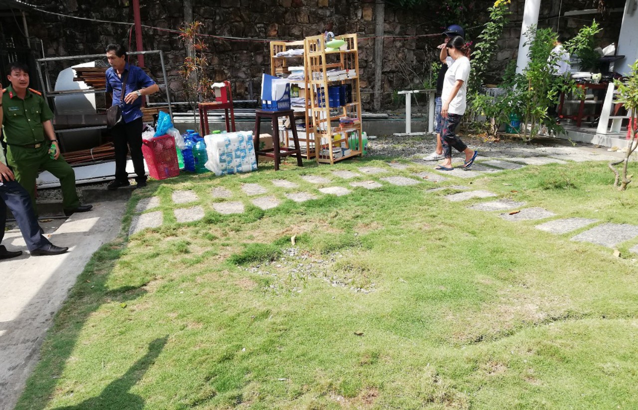 Thiếu t&aacute; Đinh Vũ Nam, Trưởng C&ocirc;ng an x&atilde; Dương Tơ c&oacute; mặt, nhưng cũng chỉ&hellip; đứng nh&igrave;n