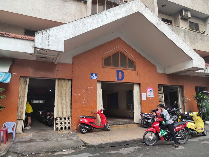 Kh&ocirc;ng c&oacute; ca t&aacute;i dương t&iacute;nh với COVID-19, người d&acirc;n ở chung cư Phạm Viết Ch&aacute;nh sinh hoạt lại b&igrave;nh thường. Ảnh: Đan Phương.