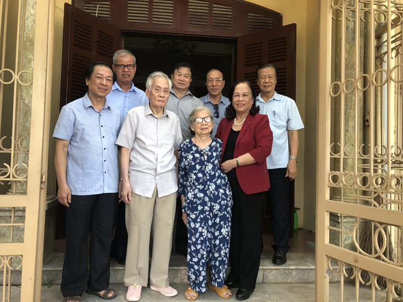 Thường trực TƯ Hội NCT Việt Nam thăm gia đ&igrave;nh cụ L&ecirc; Bạch Lan, nguy&ecirc;n Chủ tịch Hội NCT tỉnh Thanh Ho&aacute;