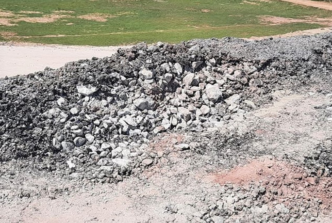 Vật liệu c&ocirc;ng tr&igrave;nh bị bong tr&oacute;c, dồn về 2 ph&iacute;a