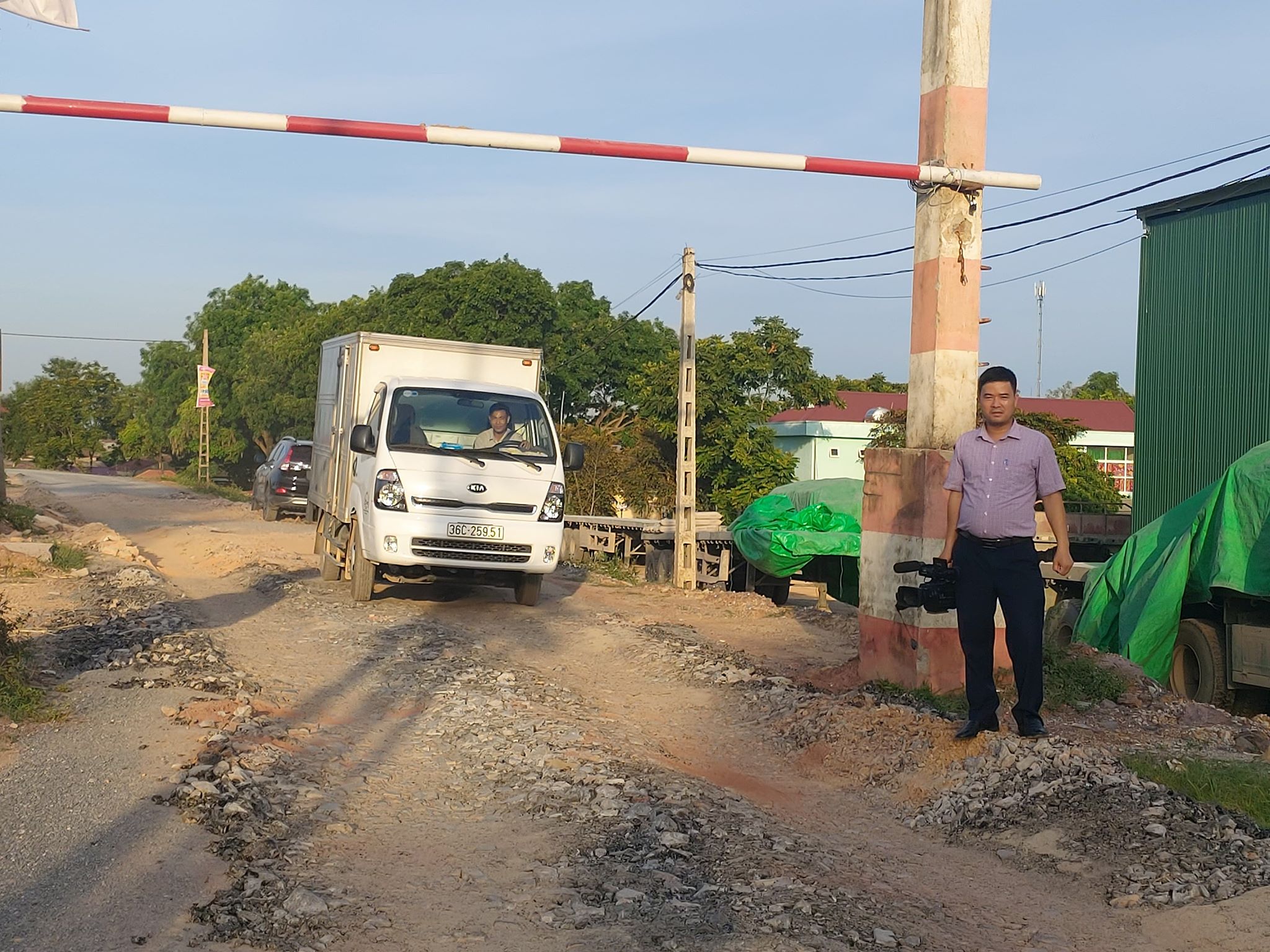 Ph&oacute;ng vi&ecirc;n mục sở thị c&ocirc;ng tr&igrave;nh n&acirc;ng cấp cải tạo đ&ecirc; s&ocirc;ng Chu xuống cấp nghi&ecirc;m trọng