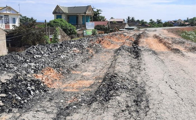 Mặt b&ecirc; t&ocirc;ng v&agrave; nhựa pha bị bong tr&oacute;c