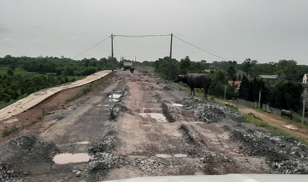 C&ocirc;ng tr&igrave;nh sụn l&uacute;n, nứt to&aacute;c, rất nguy hiểm v&agrave;o những ng&agrave;y mưa
