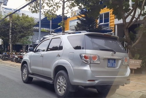 TP Cao Lãnh, tỉnh Đồng Tháp: 2 xe công đậu trước quán cà phê trong giờ hành chính