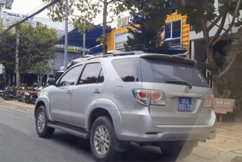 TP Cao Lãnh, tỉnh Đồng Tháp: 2 xe công đậu trước quán cà phê trong giờ hành chính