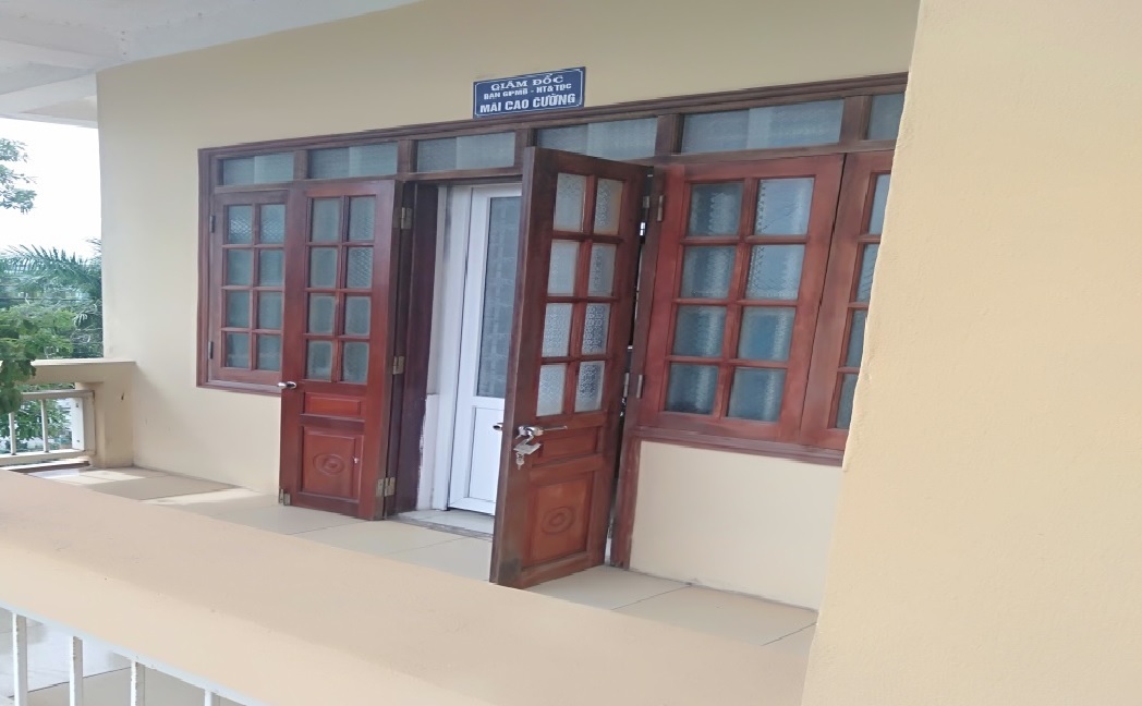 Phòng làm vi&ecirc;̣c của &ocirc;ng Mai Cao Cường, Giám đ&ocirc;́c Ban GPMB huy&ecirc;̣n Tĩnh Gia