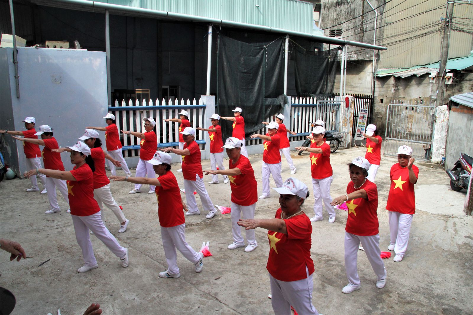 ...Buổi sinh hoạt của CLB Li&ecirc;n thế hệ tự gi&uacute;p nhau th&agrave;nh phố Quảng Ng&atilde;i