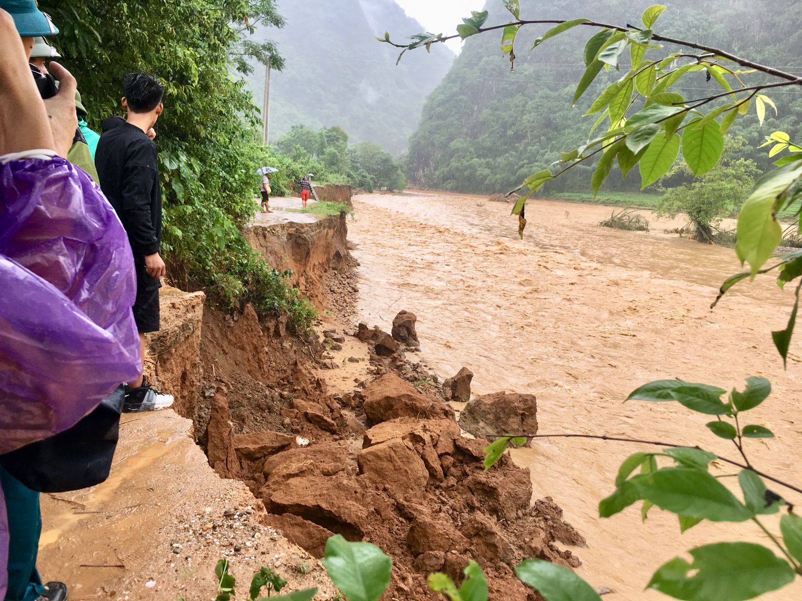 nhiều điểm tr&ecirc;n bờ s&ocirc;ng Luồng bị sạt lở nghi&ecirc;m trọng