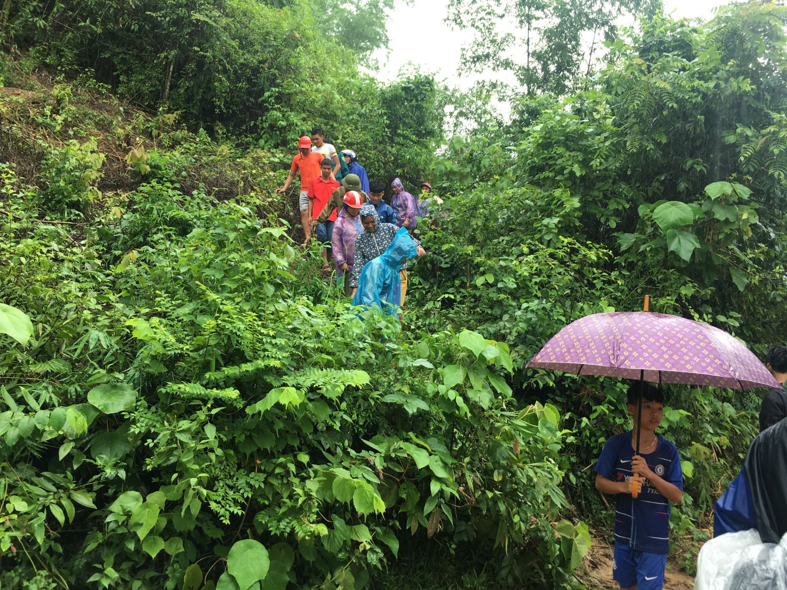 Huyện Quan Sơn, tỉnh Thanh Hóa: Vượt sông Luồng đến với bà con vùng bị cô lập