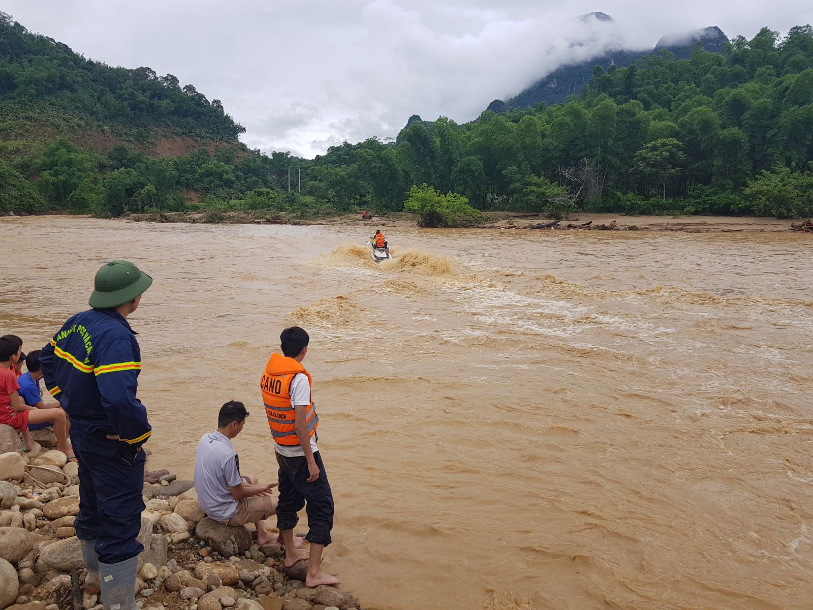 Huyện Quan Sơn, tỉnh Thanh Hóa: Vượt sông Luồng đến với bà con vùng bị cô lập